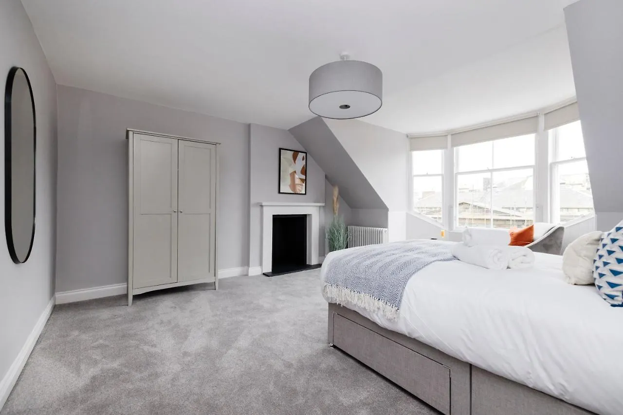 Altido Gorgeous Flat Overlooking Edinburgh Castle 0*,